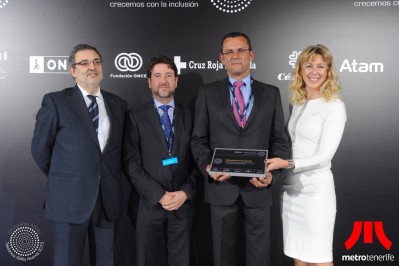 Foto de la recogida de la acreditación de finalista en los Premios Ability Awards de Telefónica