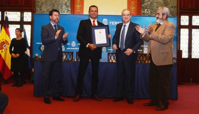 Foto de Andrés Muñoz de Dios recibiendo la renovación del certificado de Accesibilidad Universal