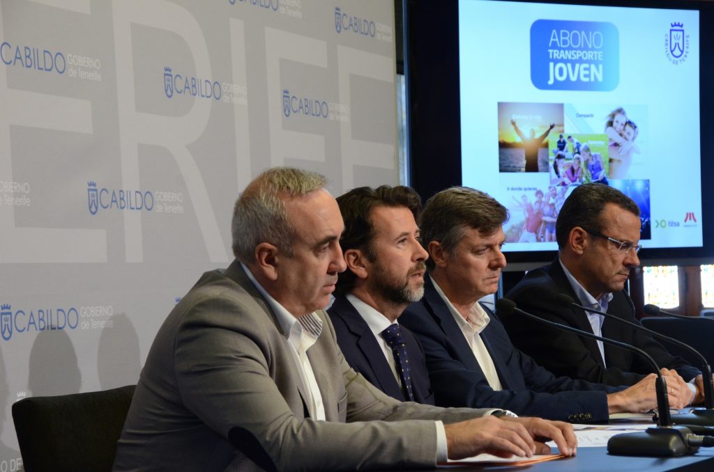 Autoridades del Cabildo Insular, Metrotenerife y Titsa en rueda de prensa, en el Sal&oacute;n Noble de la Corporaci&oacute;n insular