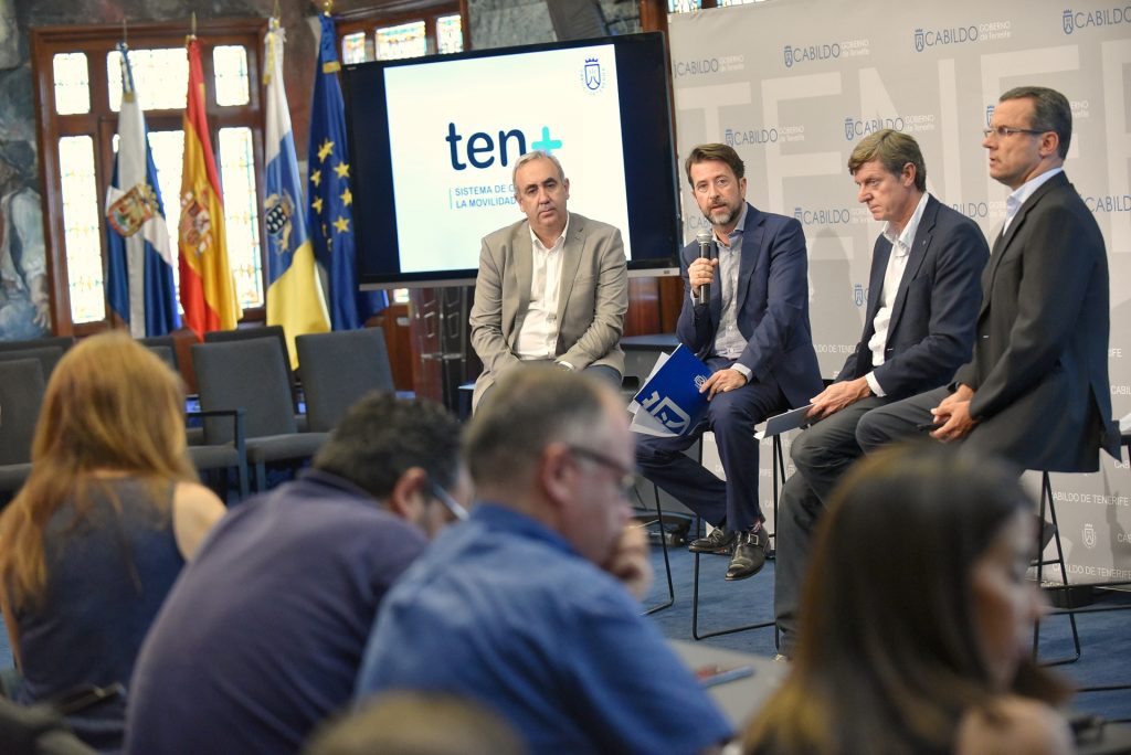 Autoridades del Cabildo Insular, Metrotenerife y Titsa presentan la aplicaci&oacute;n en el Sal&oacute;n Noble de la Corporaci&oacute;n insular