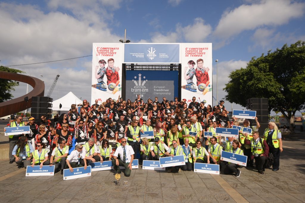 Todos los equipos participantes y premiados posan en el escenario de la Plaza de Europa de Santa Cruz