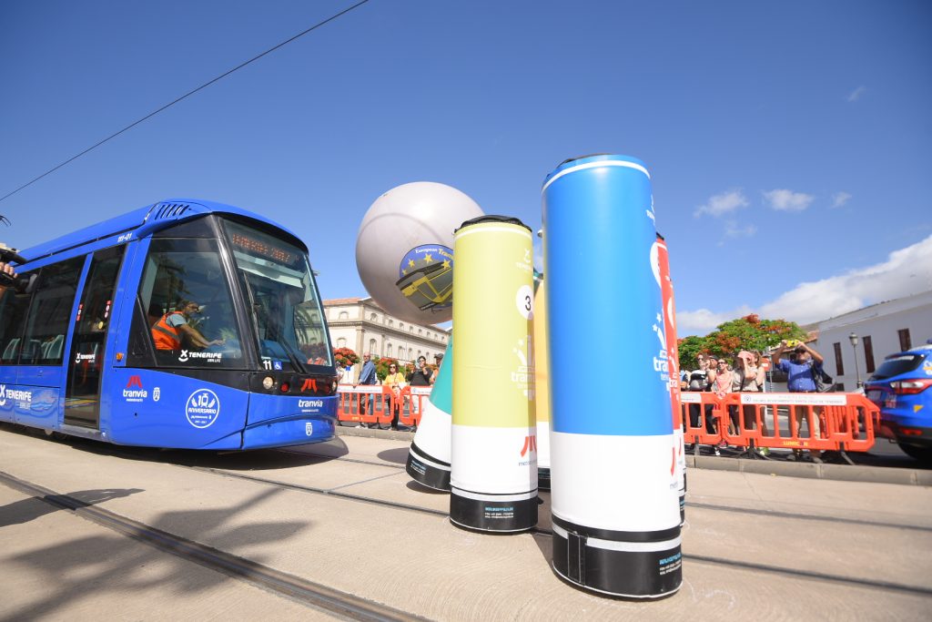 Uno de los equipos participantes conduce el tranv&iacute;a para realizar la prueba de bolos