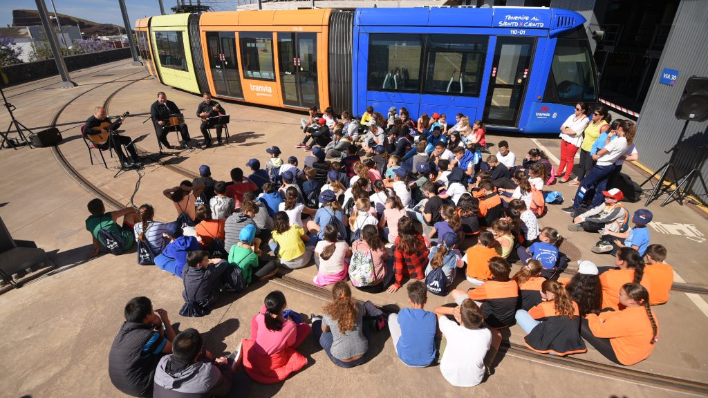Plano picado de la actuaci&oacute;n musical en la zona exterior de las cocheras del tranv&iacute;a durante la clausura de &lsquo;Leemos en el tranv&iacute;a&rsquo;