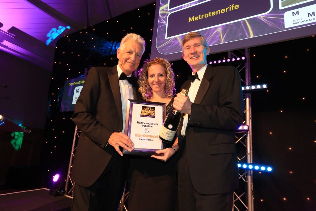 La t&eacute;cnico de Proyectos Internacionales de Metrotenerife recibe la distinci&oacute;n de manos de los organizadores