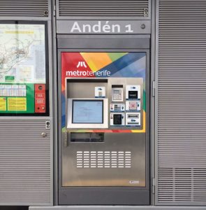 Expendedora en una parada del Tranv&iacute;a de Tenerife.