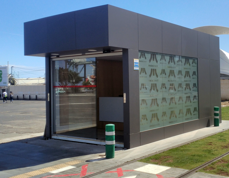 Exterior de la oficina situada en la parada Intercambiador de Santa Cruz