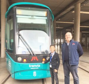 Pablo Vargas y Santiago Correa posan delante de un tranv&iacute;a estacionado en cocheras