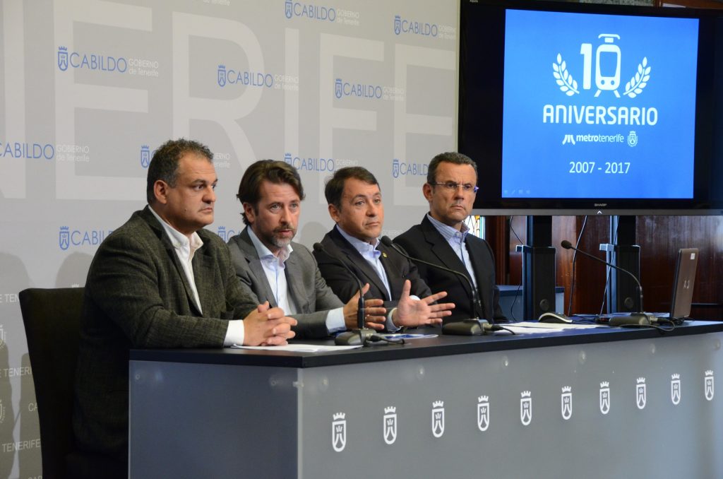 Autoridades del Cabildo Insular, Metrotenerife y de los ayuntamientos de Santa Cruz y La Laguna en rueda de prensa, en el Sal&oacute;n Noble del Cabildo