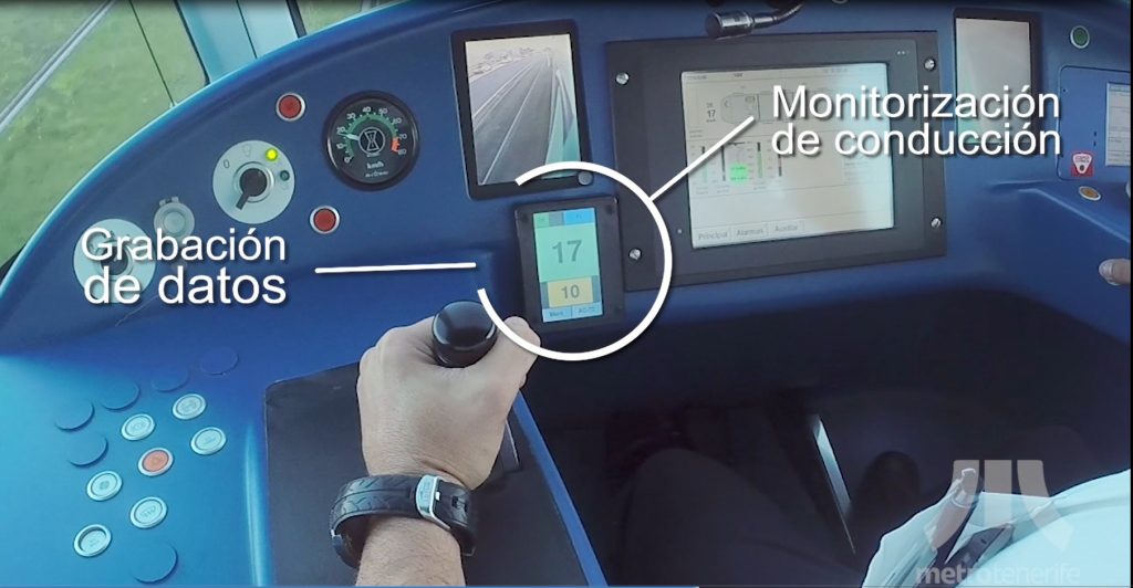 Fotograma de la cabina del conductor en la que se muestra la pantalla del sistema SIMOVE