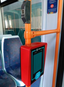 Primer plano del conector USB y de la validadora sin contacto ubicados en el interior del tranv&iacute;a