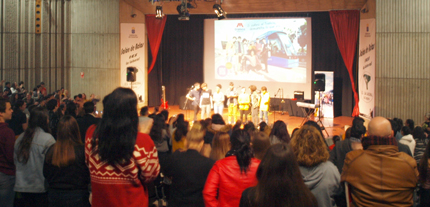 Plano general de la presentación de la campaña en el salón de actos del Instituto La Laboral de La Laguna. 
