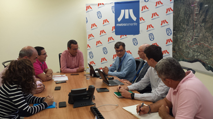 Responsables de Metrotenerife y AENOR reunidos en la sede del Tranvía de Tenerife. 