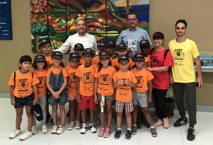 Responsables del tranvía y los niños y niñas de la Escuela de Verano Yo Soy Taco en la recepción de Metrotenerife.