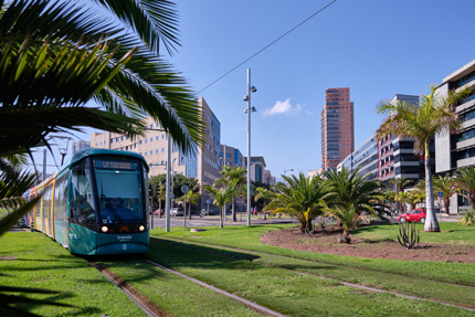 Tranvía circulando por la zona de Tres de Mayo (Santa Cruz).
