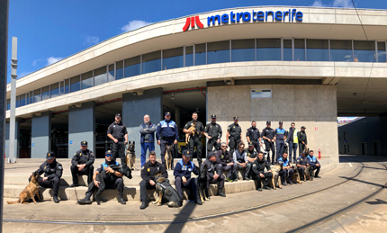 Agentes y ‘perros policía’ en el exterior de las instalaciones de Metrotenerife.