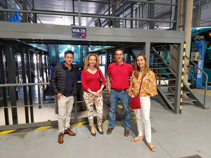 Responsables de Metrotenerife con autoridades de Ecuador y Colombia en la zona de talleres.