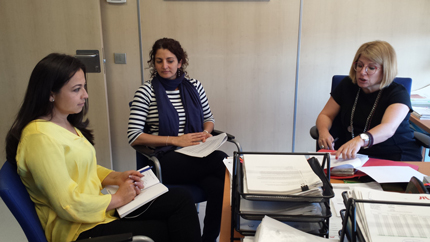 Rebeca Estévez Ugidos y María del Carmen Hernández Pérez, directora financiera y abogada de Metrotenerife, asesoran a personal del Tranvía de Cuenca (Ecuador).