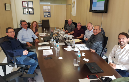 Personal directivo de Metrotenerife y del consorcio TransJerusalem J-Net reunidos en las sede del Tranvía de Tenerife.