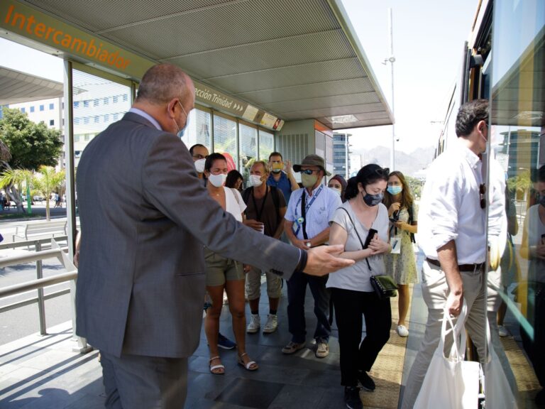 La OMT viaja en tranvía para la promoción “Tenerife destino seguro”