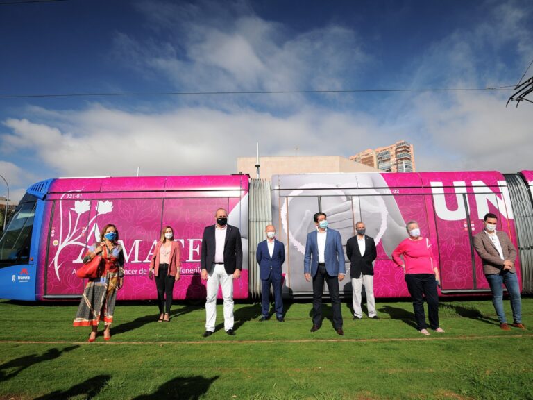 El tranvía se viste de rosa para concienciar sobre el cáncer de mama