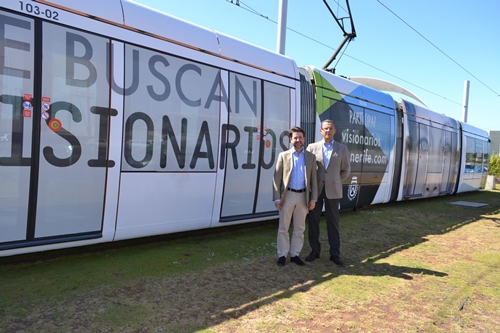 Presentación de la rotulación del tranvía con la campaña Visionarios
