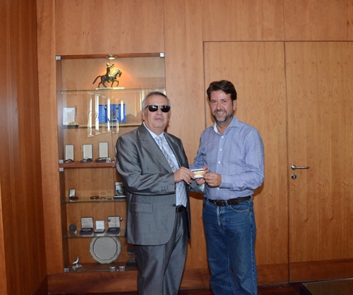 El presidente de Metropolitano, Carlos Alonso, entrega bonos a la ONCE para la formación de sus afiliados