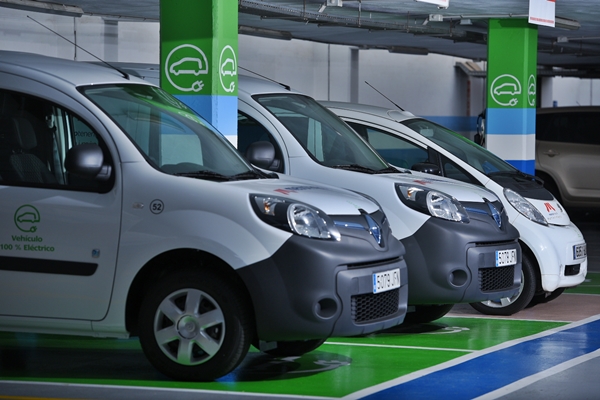 Vehiculos eléctricos en el aparacamiento de Metrotenerife. 