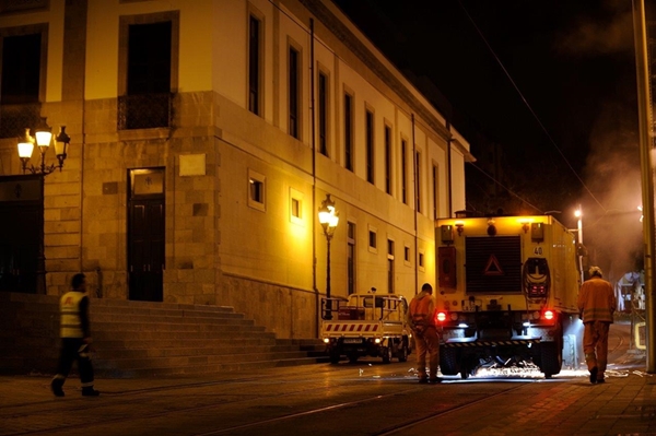 Trabajos de amolado en los carriles del tranvía