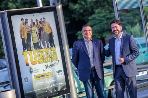 Los presidentes de Metrotenerife y del Club Baloncesto Canarias posan en la parada Fundación. 
