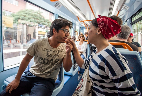 Interpretación de unas de las piezas opertítsicas en el tranvía. 