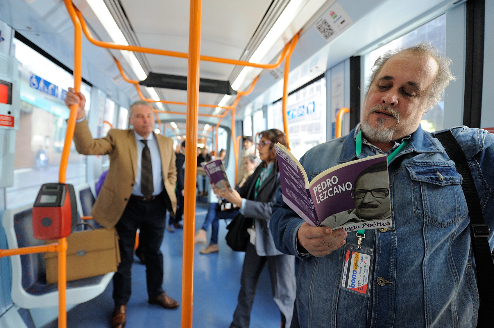 Los dinamizadores recitan poemas de Pedro Lezcano en el trayecto del tranvia. 