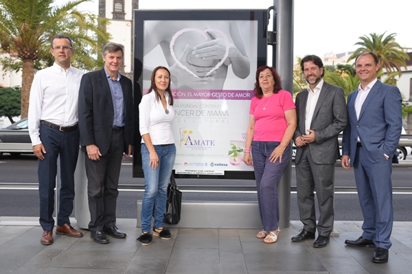 Miembros del Cabildo, Metrotenerife, Ámate y Publiservic en la parada Fundación. 