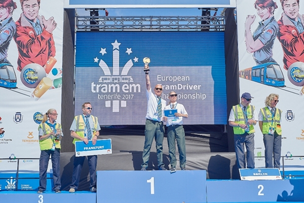 Podium con los equipos ganadores.