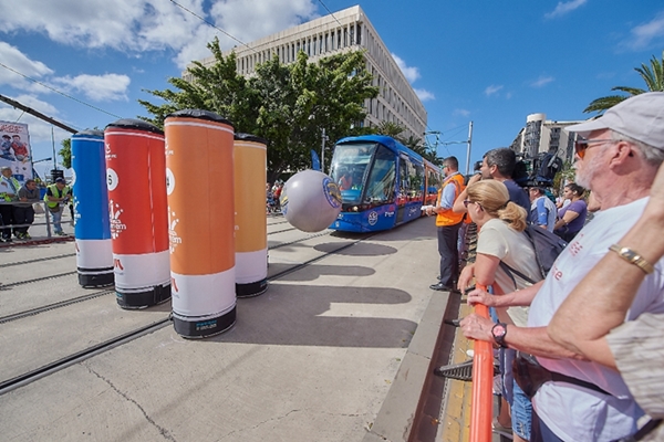 Un tranvía realiza la prueba de juego de bolos.