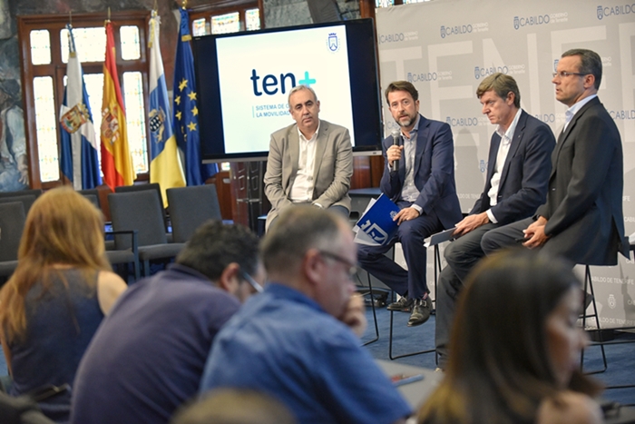 Autoridades de Cabildo, Metrotenerife y Titsa presentan en Salón Noble del Cabildo la aplicación 'tren+móvil'.