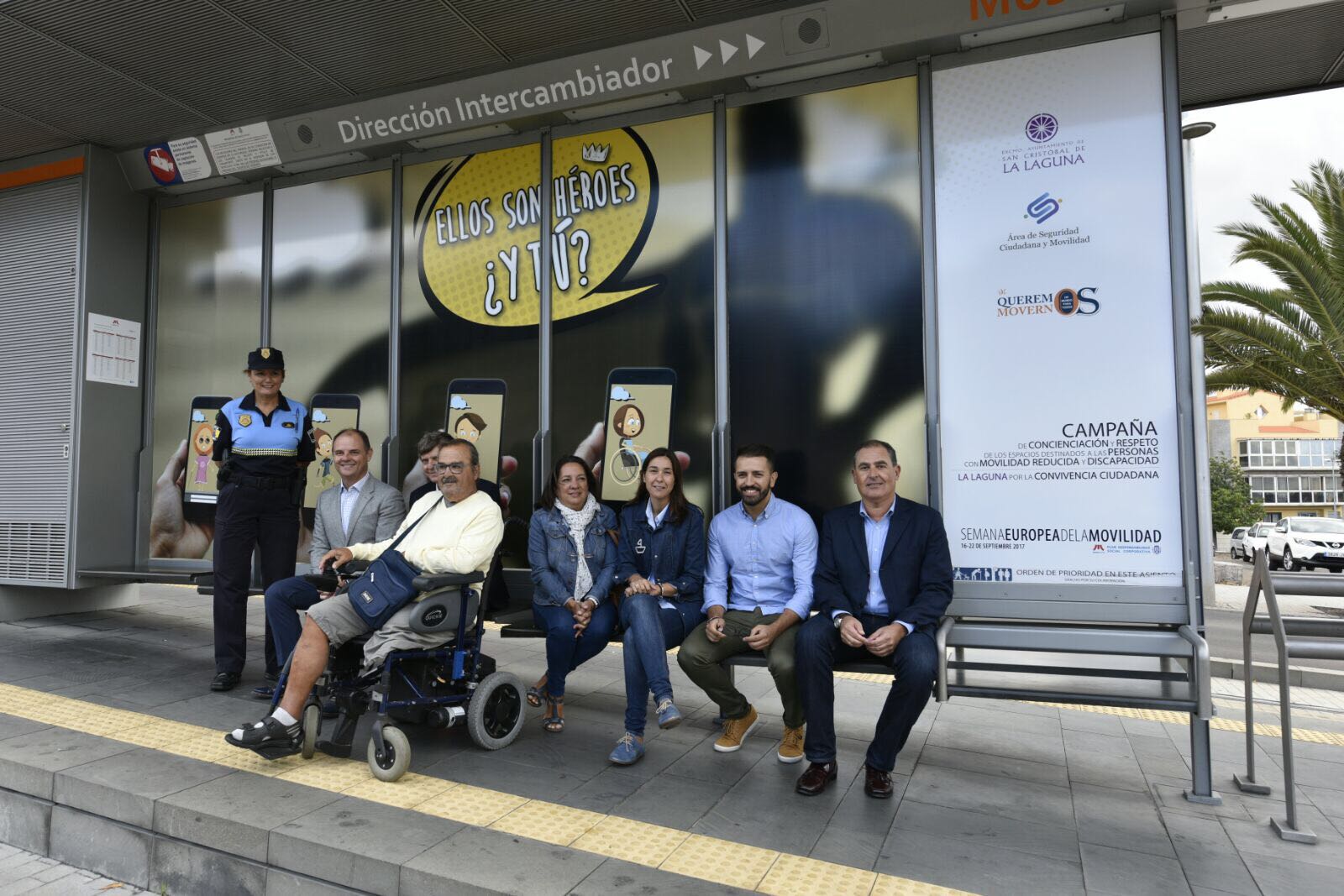 Autoridades y representantes de las empresas colaboradoras sentados en la parada Museo de la Ciencia.