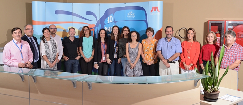 Comunicadores Ferroviarios posan en la recepción de Metrotenerife.