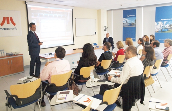 El gerente de Metrotenerife, Andrés Muñoz de Dios, realiza una presentación ante los comunicadores ferroviarios asistentes.