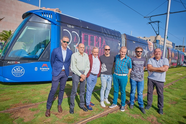 Autoridades del Cabildo y Metrotenerife, junto artesanos, delante del tranvía rotulado en la parada Intercambiador de Santa Cruz.