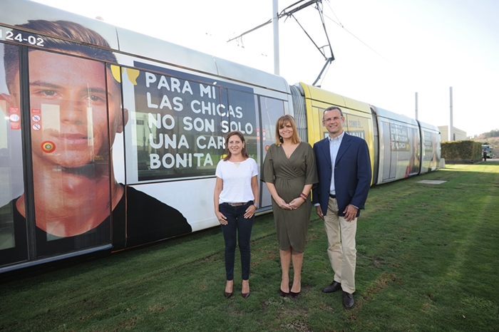 Autoridades del Gobierno de Canarias, el Cabildo de Tenerife y Metrotenerife junto al tranvía rotulado en la zona de resguardo de la parada Intercambiador de Santa Cruz.
