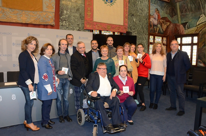 Autoridades de Cabildo, Metrotenerife, CoordiCanarias y comerciantes mostrando el distintivo comercio transitable.