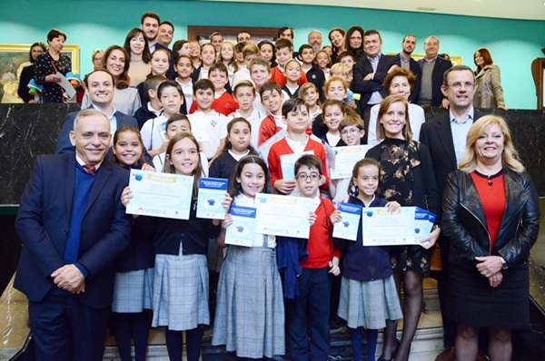 Autoridades, junto a alumnos premiados, en las escaleras interiores del Cabildo de Tenerife. 