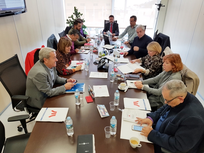 Consejeros reunidos en una de las salas de las instalaciones de Metrotenerife.