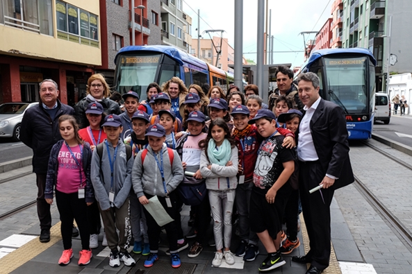 Autoridades y alumnos posan en grupo en la parada La Trinidad.