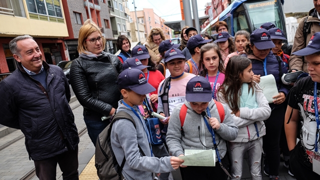 Alumnos leen fragmentos literarios en la parada La Trinidad.