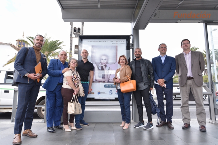 Ganador y autoridades políticas y de Metrotenerife en la parada Fundación.