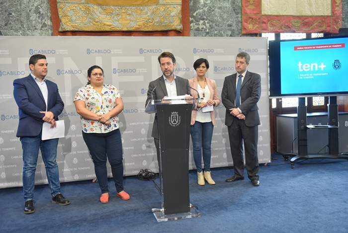 Autoridades del Cabildo en la presentación de los beneficios de la tarjeta 'tenmás'.