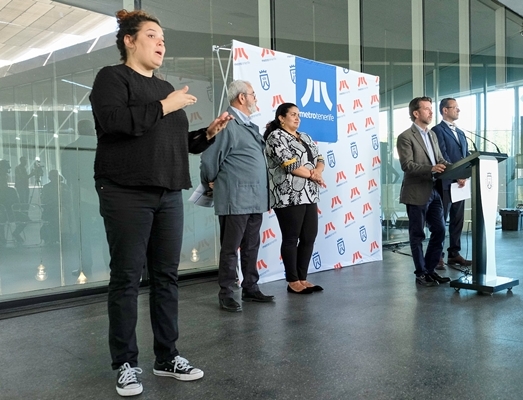 Autoridades e intérprete de signos en rueda de prensa.