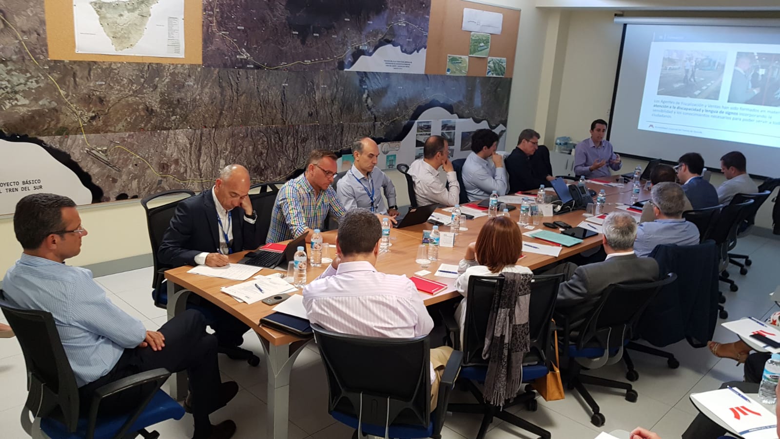 Representantes de los operadores de metros y tranvías en plena sesión de trabajo de la Comisión de Accesibilidad.