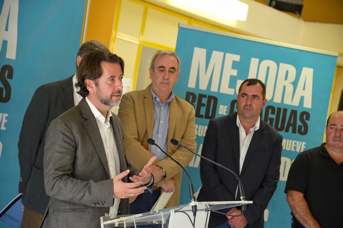 Carlos Alonso en plena rueda de prensa de presentación. 